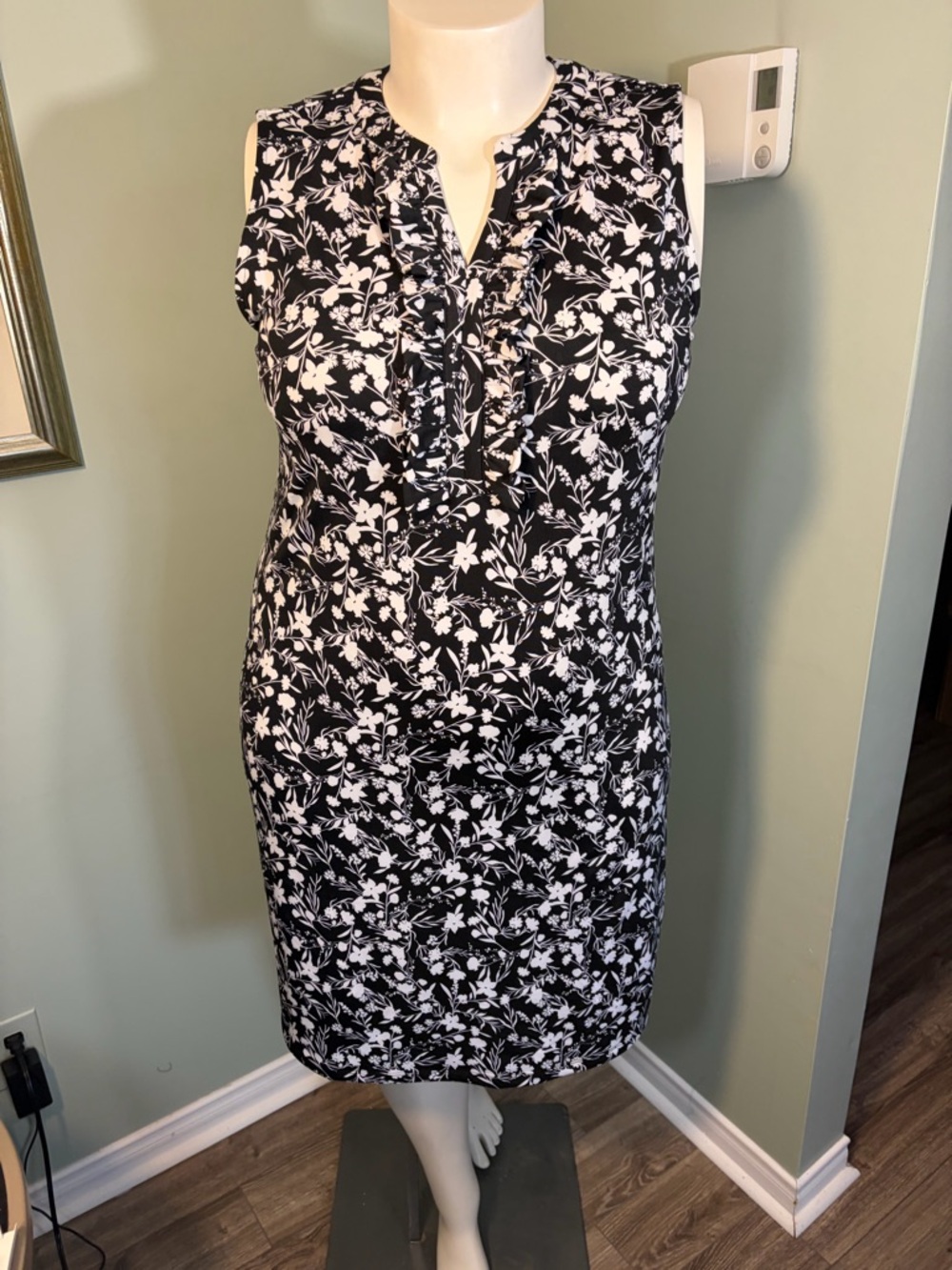 180. Classic Editions Sleeveless Black & White Floral Shift Dress